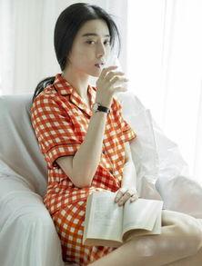 浴袍出镜的娱乐吃瓜博主